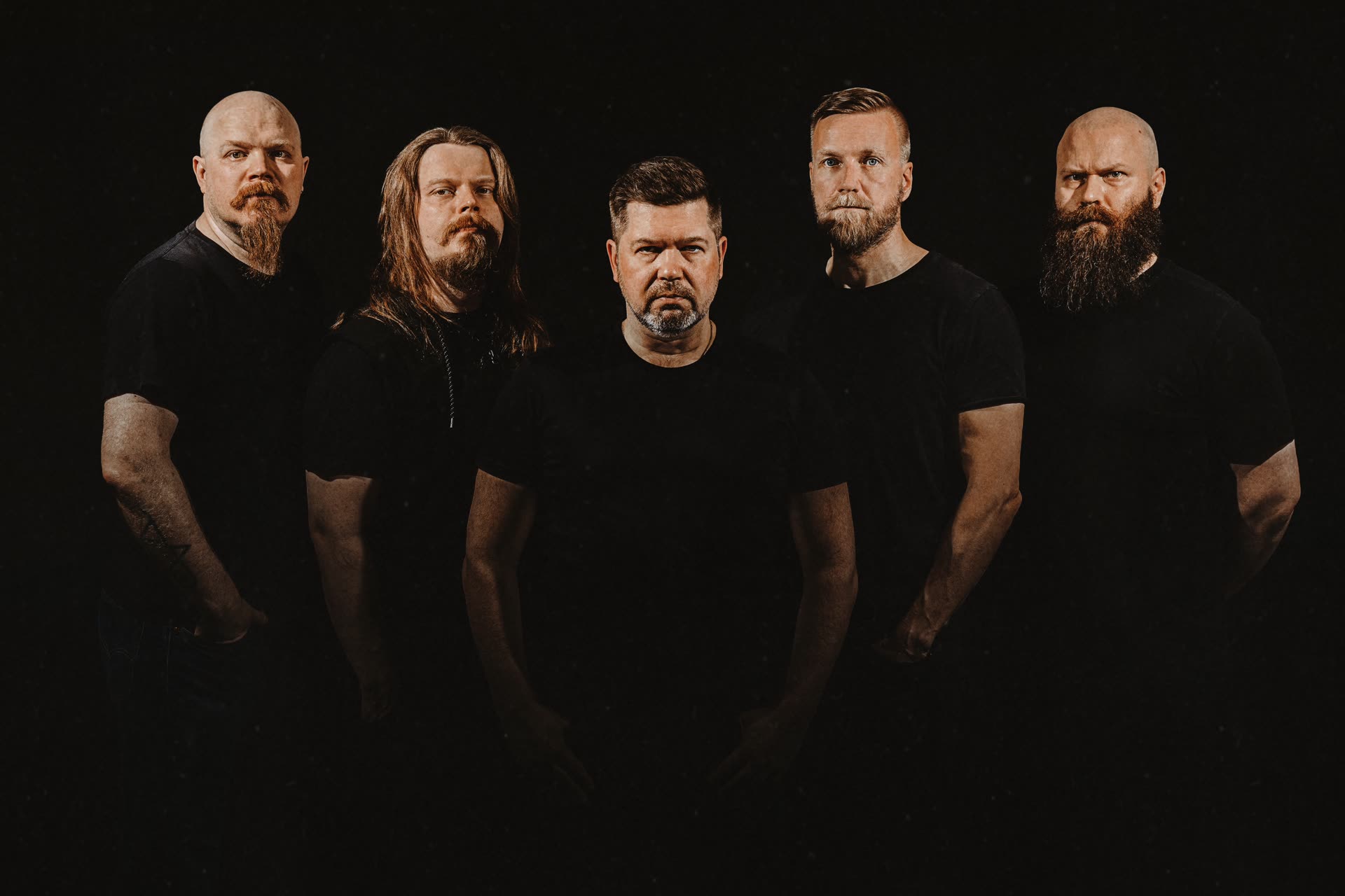 Marras-yhtyeen jäsenet mustaa taustaa vasten